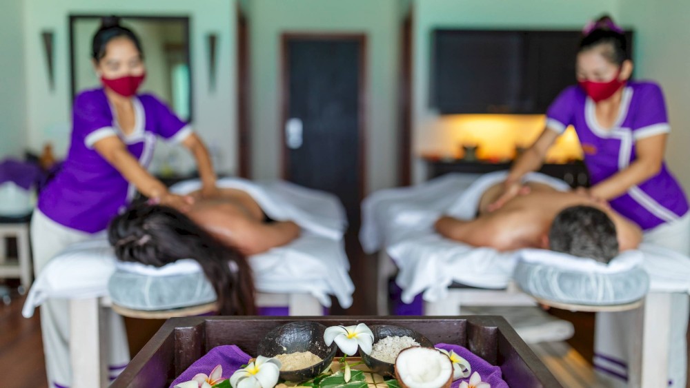 Couples massage at Veligandu Island Resort & Spa